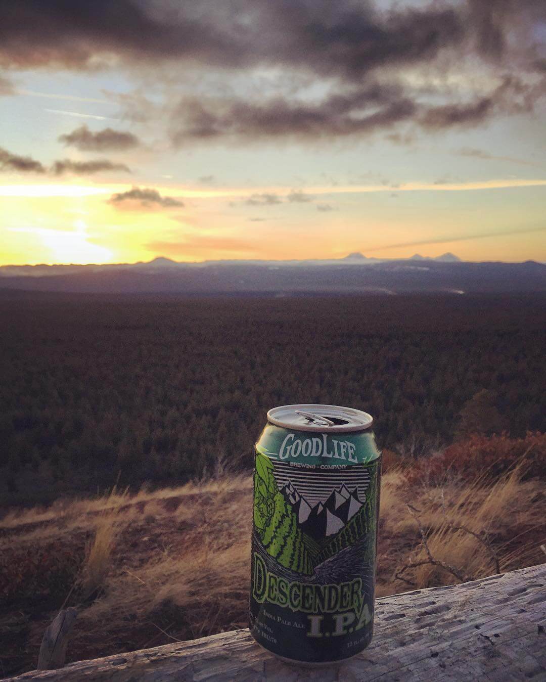 Buenos noches #instagram world | #goodlifebrewing #descenderipa #bend #oregon #bestofbend #craftbeer #cannedbeer #drinklocal #beer #pnwonderland #oregonexplored #mtbachelor #threesisters