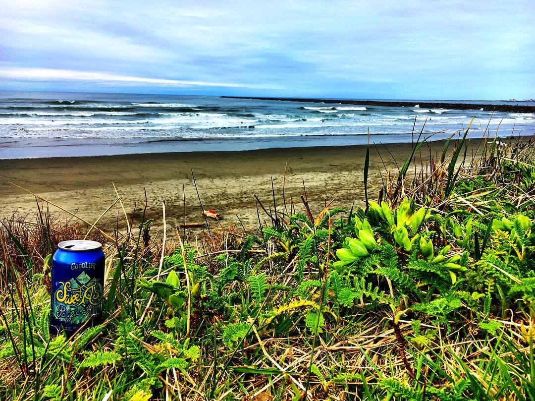 Paradise. ????: @ccoy_ | #goodlifebrewing #bend #oregon #sweetaspacificale #craftbeer #cannedbeer #oregonbeer #washington #pacific #pacificale #surfing