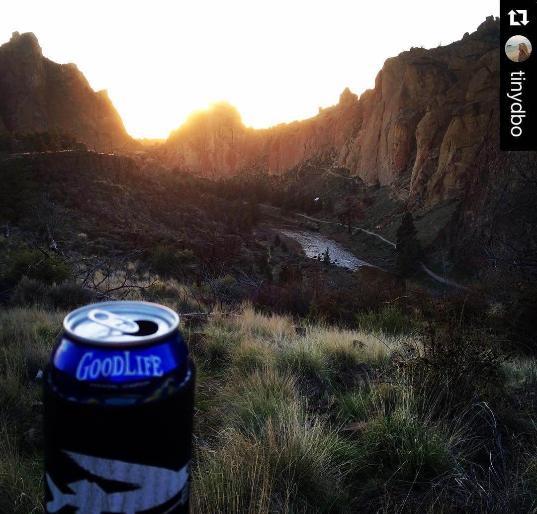 The perfect finish to a #trailrun ????: @tinydbo ????
????
????

#goodlifebrewing #bend #oregon #sweetaspacificale #bestofbend #craftbeer #cannedbeer #oregonbeer #oregonexplored #thebeernation #trailrunning #smithrock