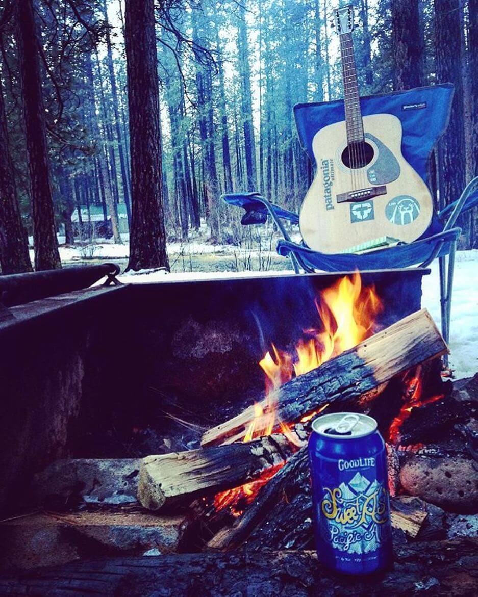 Saturday morning #campvibes ????: @oroberts05 ????
????
????

#goodlifebrewing #bend #oregon #sweetaspacificale #craftbeer #cannedbeer #drinklocal #thebeernation #oregonbeer #beertography #beeradvocate #camping #fire #patagonia