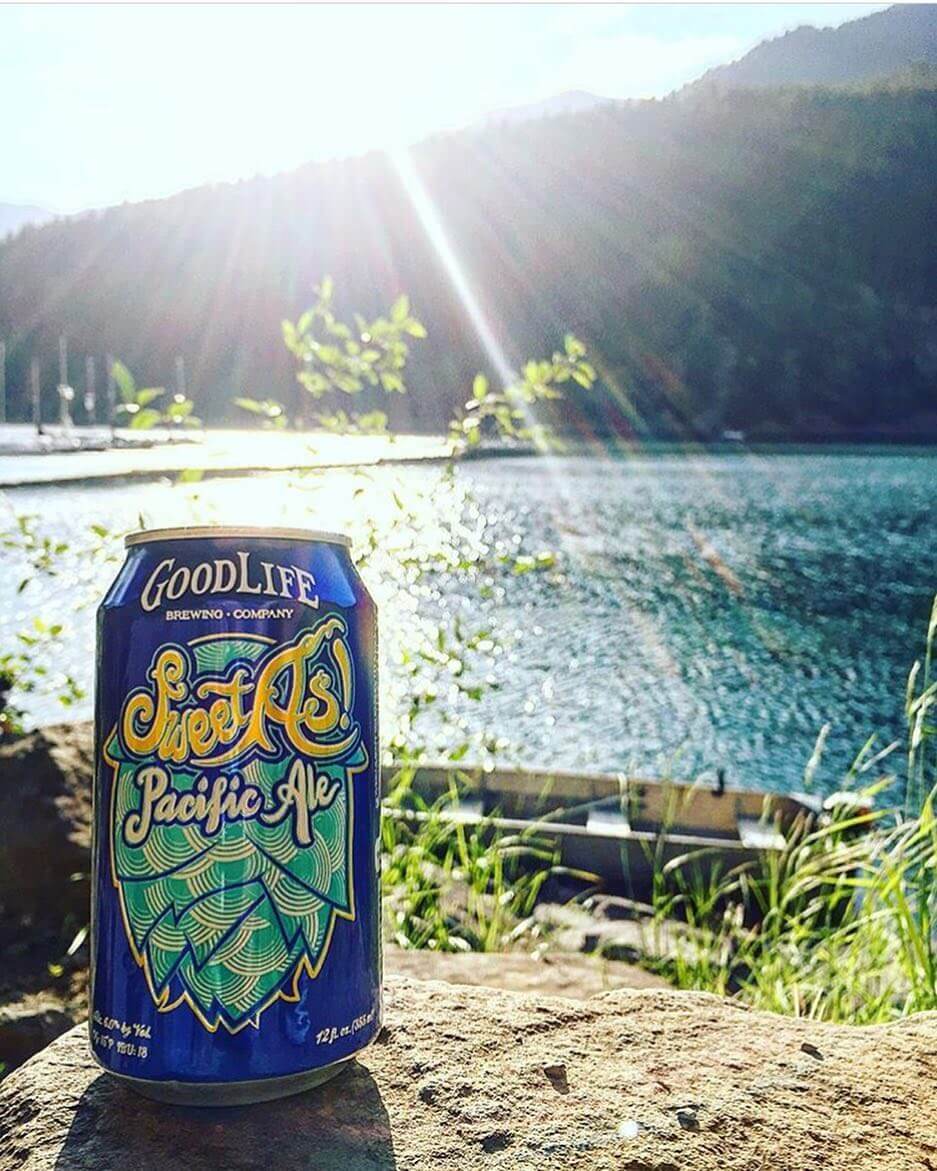 Lazy lake daze 📸: @alx_51 🍺
🍺
🍺

#goodlifebrewing #bend #oregon #sweetaspacificale #craftbeer #cannedbeer #oregonbeer #adventurousales #beertography #lake #oregonexplored #pnw #pnwonderland