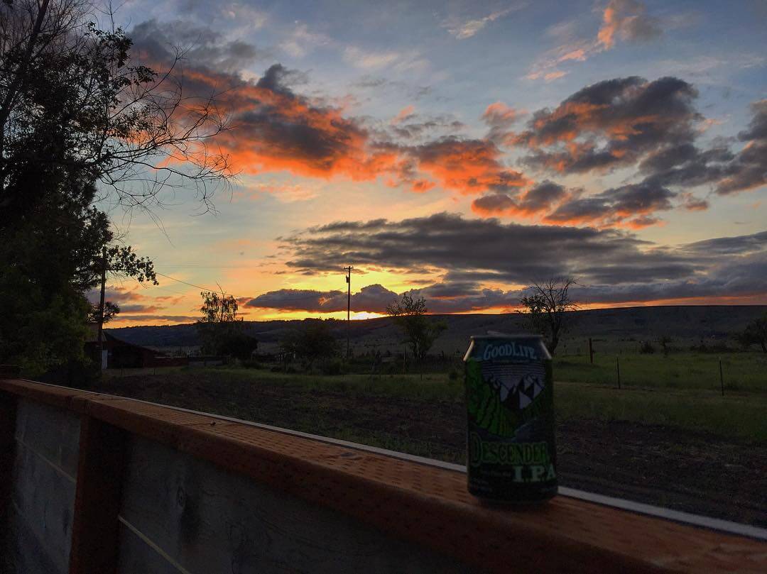 Another beautiful day in the #pnw! 🍺
🍺
🍺

#goodlifebrewing #bend #oregon #descender #descenderipa #oregonbeer #craftbeer #cannedbeer #draftmag #beertography #hops #pnwonderland #sunset #wanderlust #adventurousales