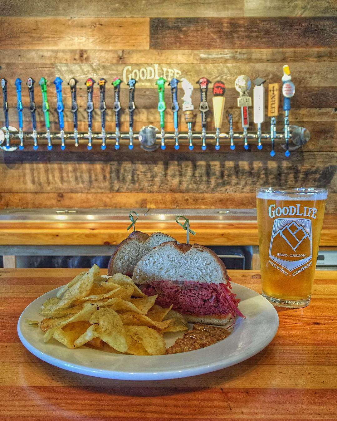 Lunch is served! Who has had our amazing Corned Beef sandwich?! It's slow cooked with caramelized onions, Havarti & horseradish sauce on a pretzel bun! So delicious! And it's local's day so wash it down with a pint! 🍺
🍺
🍺

#goodlifebrewing #bend #oregon #bendoregon #thebestofbend #inbend #brewery #pub #craftbeer #craftbeerlife #foodie #foodporn #cornedbeef #thrillist #bonappetit #foodmagazine