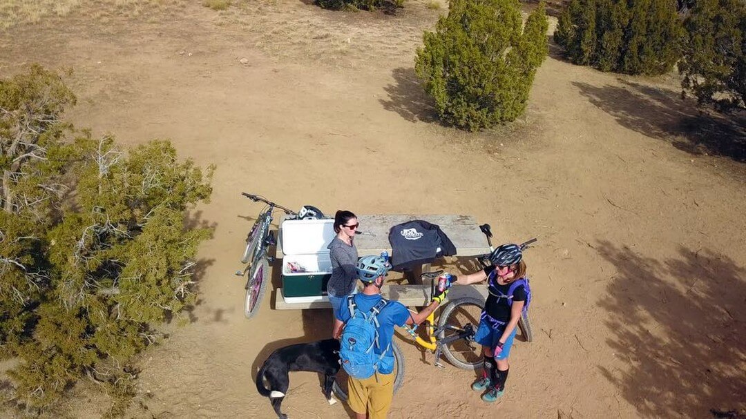 When there’s no snow at the mountain, hit the dirt with your mountain bike! #whatsyourgoodlife 📹: @kevinhsmitty