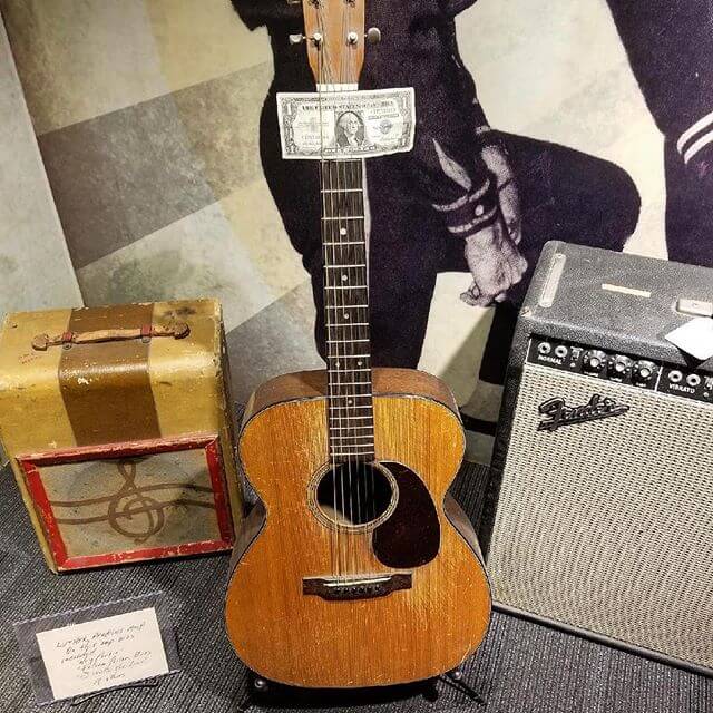 We’ve been having a blast at #cbc2018 and checking out this amazing city called #nashville! Here’s a guitar Johnny Cash played in 1955-1956. The stories it could tell! 🙌🤘🍻