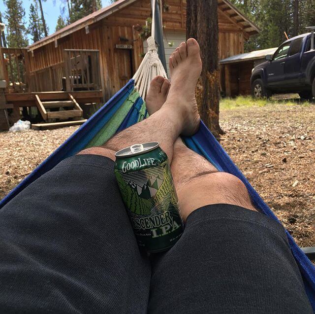 🍻to a relaxing little Thursday! 📸: @official_brodarte #descenderipa