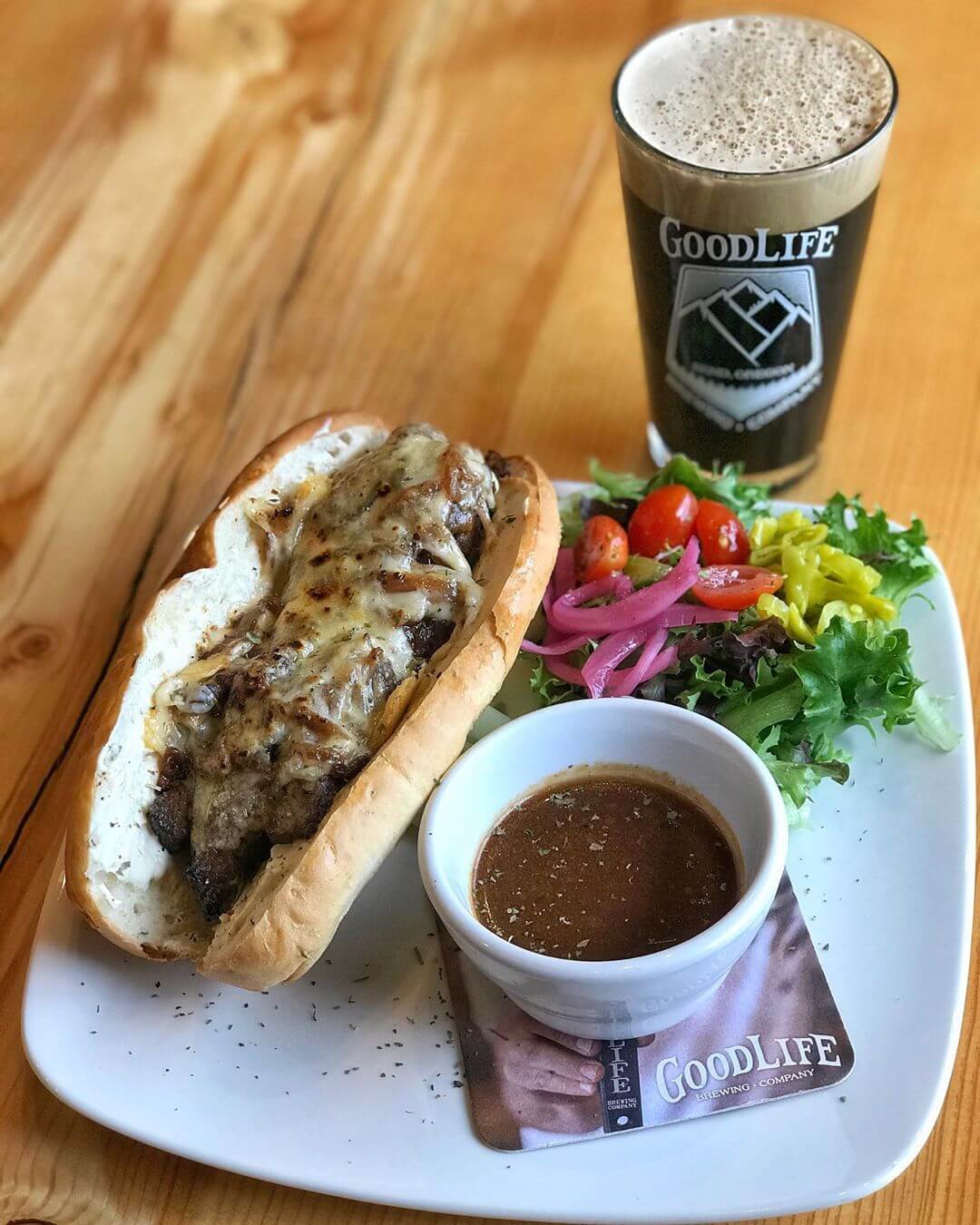 It’s Locals Day and what could be better than a warm sando and a dark beer on a cold day like this! Come by for lunch, or after work, and get a Flank Steak Dip with roasted flank steak, caramelized onions, beer cheese, havarti, house au jus on spent grain with a healthy salad paired with a pint of NITRO Pass Stout! #goodlifebrewing