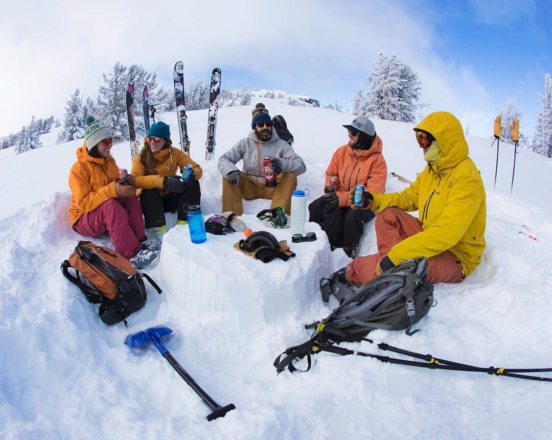 Weekend activities are a little different now that snow has covered the mountains but hanging with friends and enjoying a cold one is still the GoodLife! 📸: @pete_alport #goodlifebrewing #whatsyourgoodlife